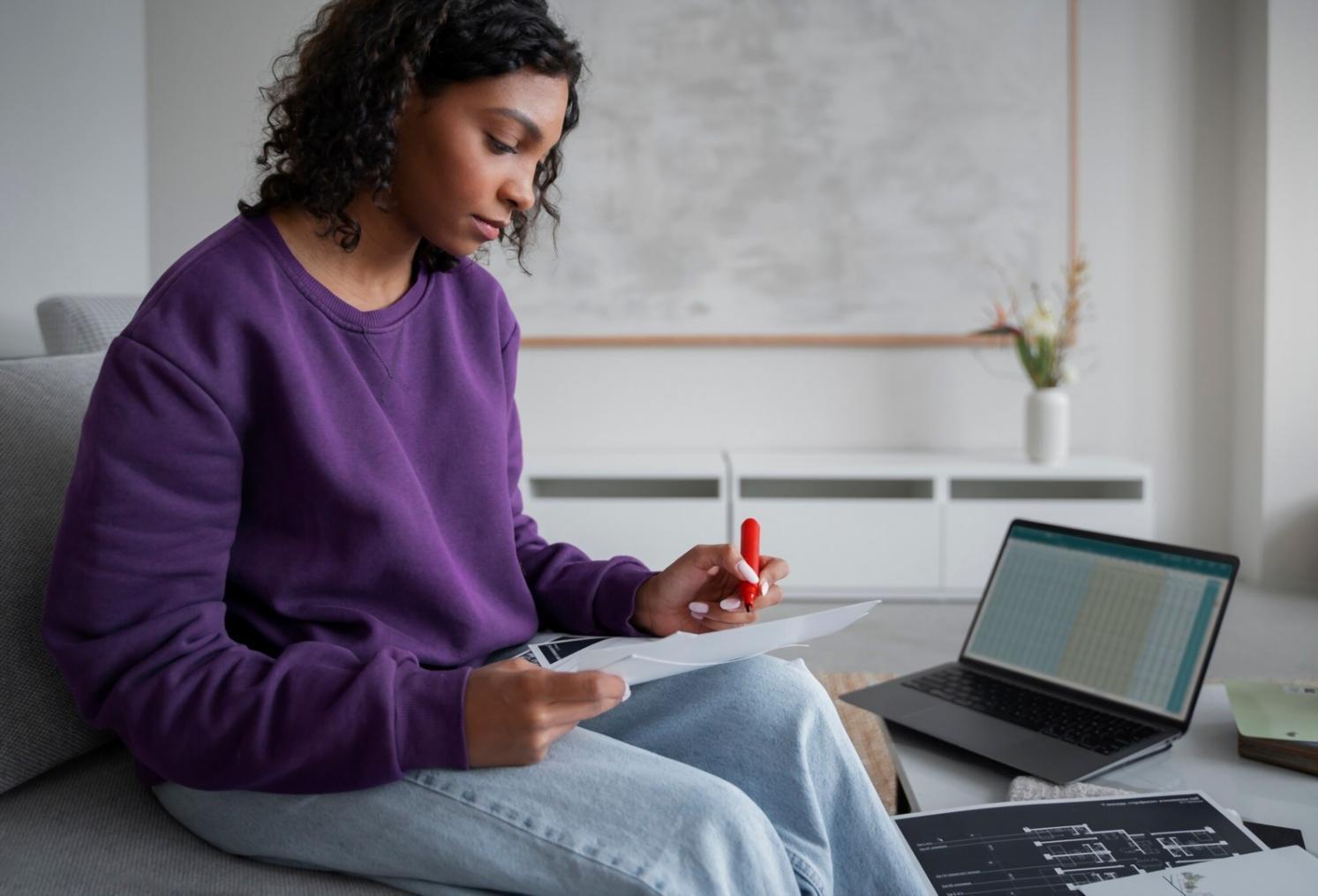 Equipo de kilbrenioa analizando tendencias de mercado en oficina de Palma